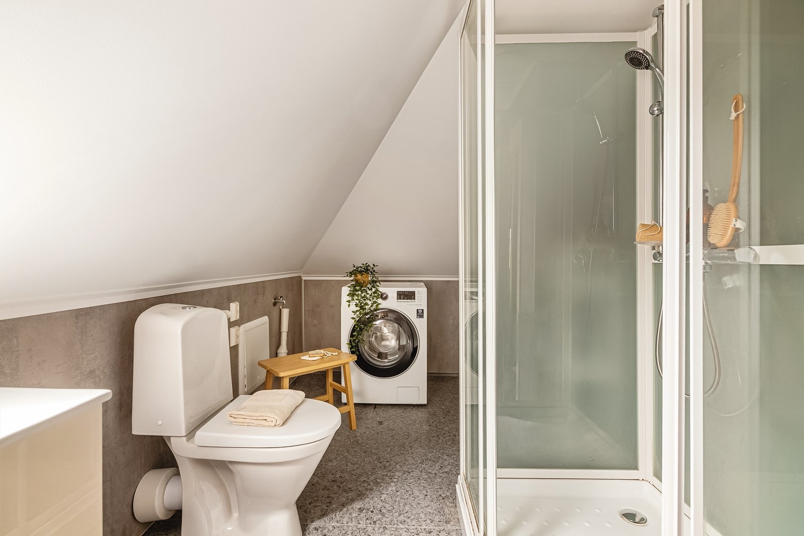 Tilsvarende baderomsplater og gulvbelegg som på det andre badet. Galleribilde