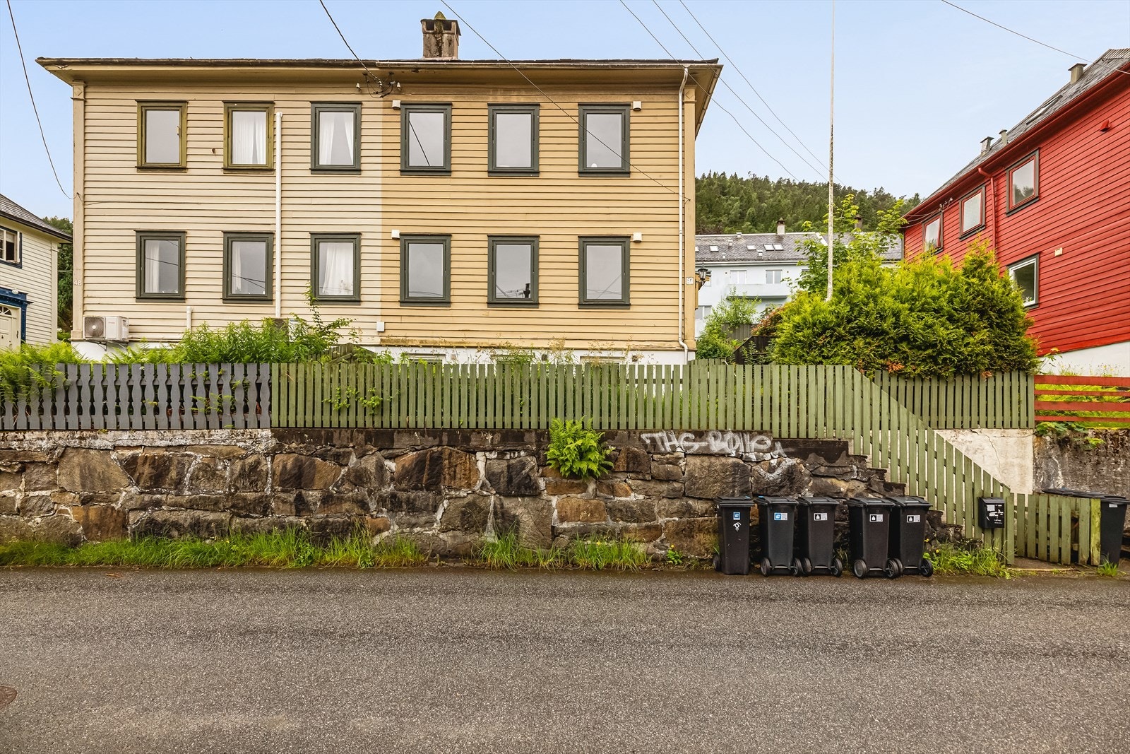 Sentral beliggenhet like over Damsgårdssundet, i et område som er under fin fornying. Galleribilde