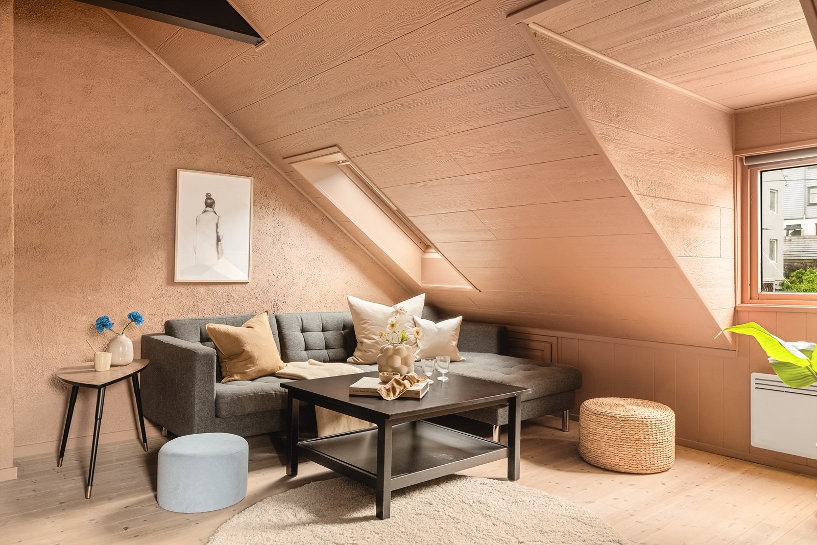 Stue har gode innredningsmuligheter. Ypperlig om man ønsker å leie ut øvre etasje, evt. ha to adskilte stuer. Galleribilde