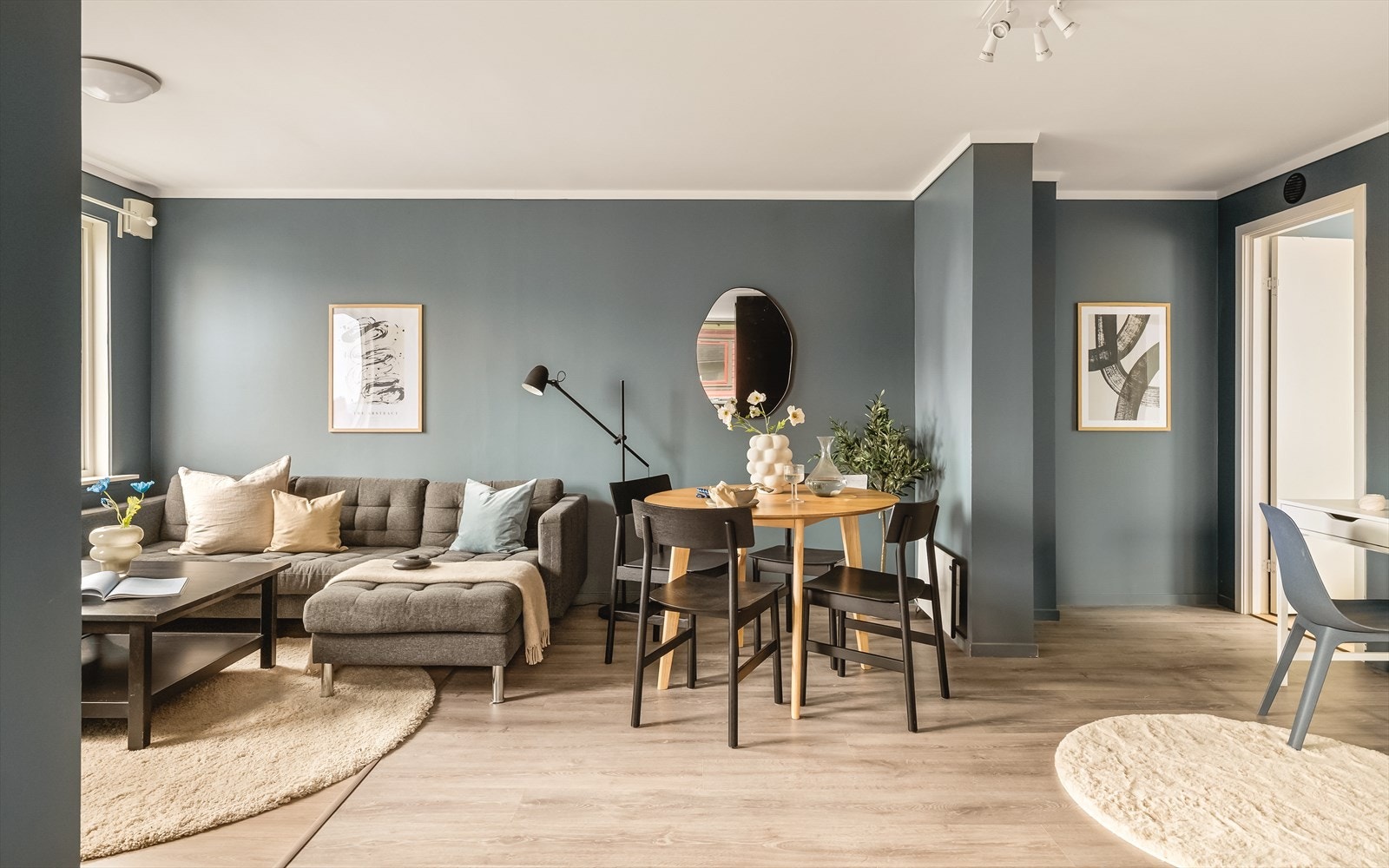 Størrelse, fordeling av areal og rom, gjør leiligheten svært anvendelig både som en stor bolig, evt. utleie av hele/deler av boligen. Galleribilde
