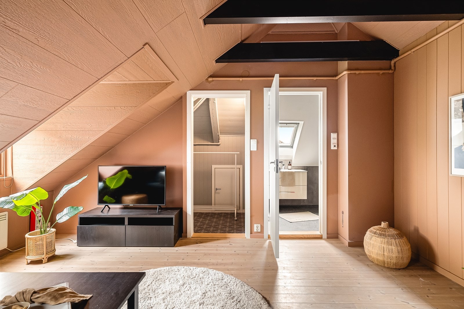 Loftsetasjen måler 23 m², og er innredet med sovealkove, bad og stue. Galleribilde
