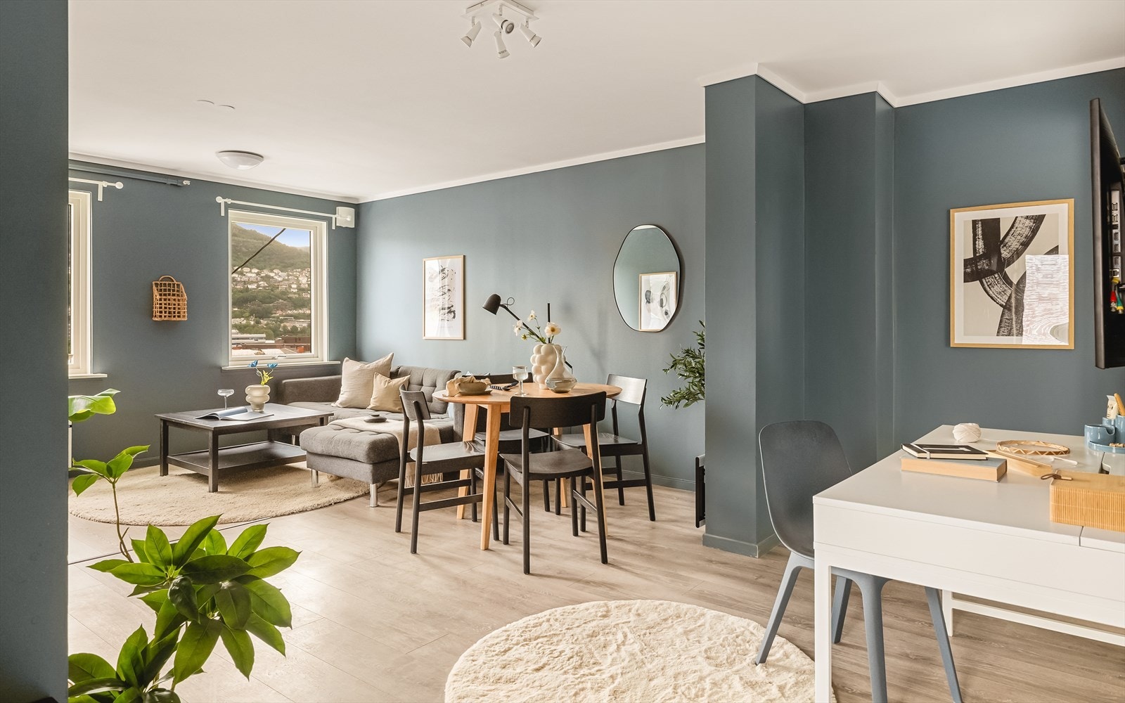 Leiligheten er totalt 88 m², hvorav 61 av disse utgjør hovedetasjen. Galleribilde