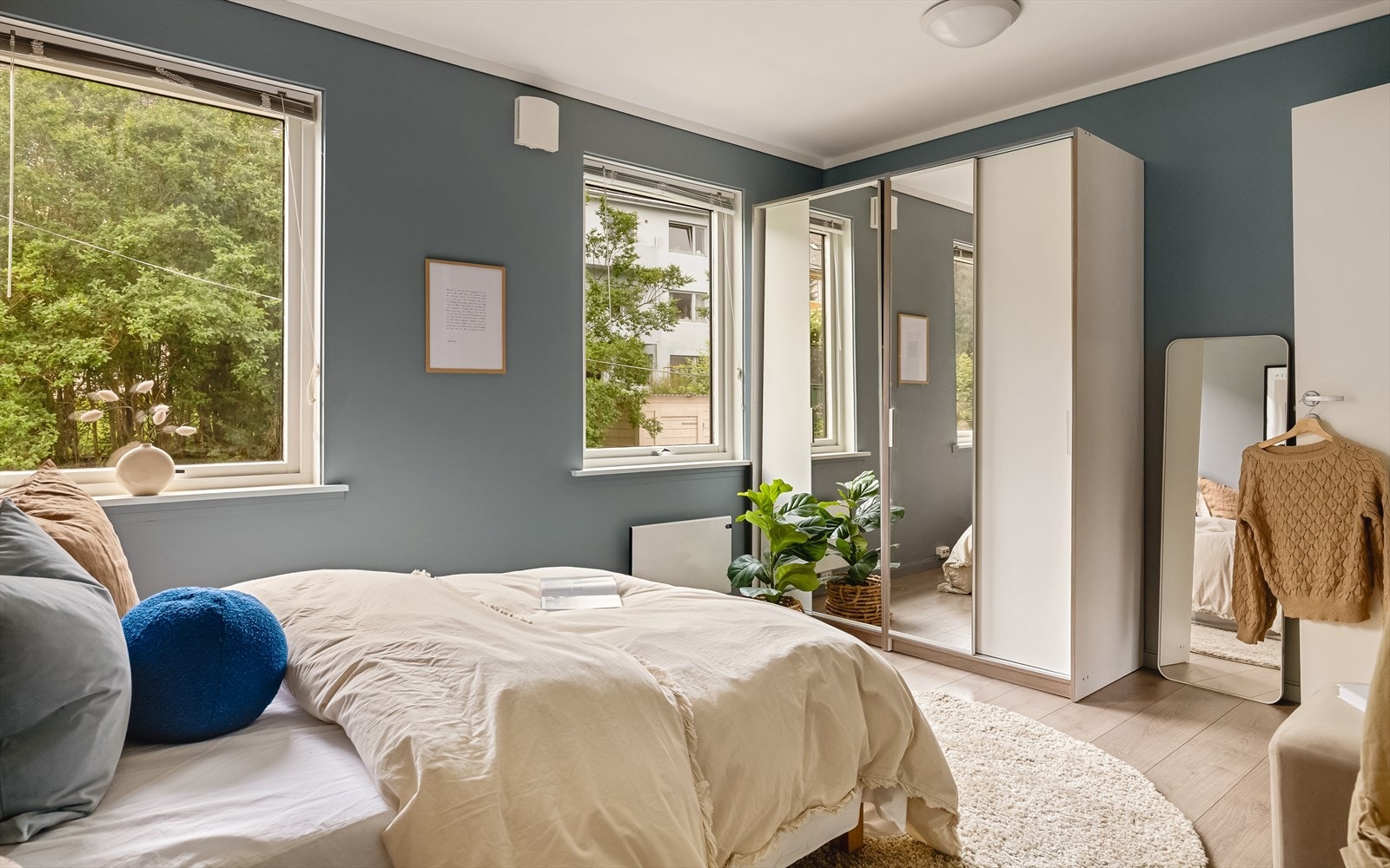Rommet måler 11,5 m², og vender mot skjermet bakplass. Galleribilde