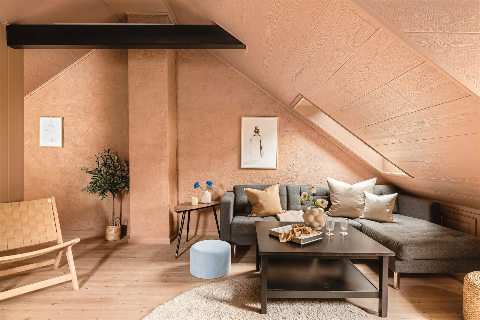 Veluxvinduer, samt karnapp med vindu slipper inn godt med dagslys i stue. Galleribilde