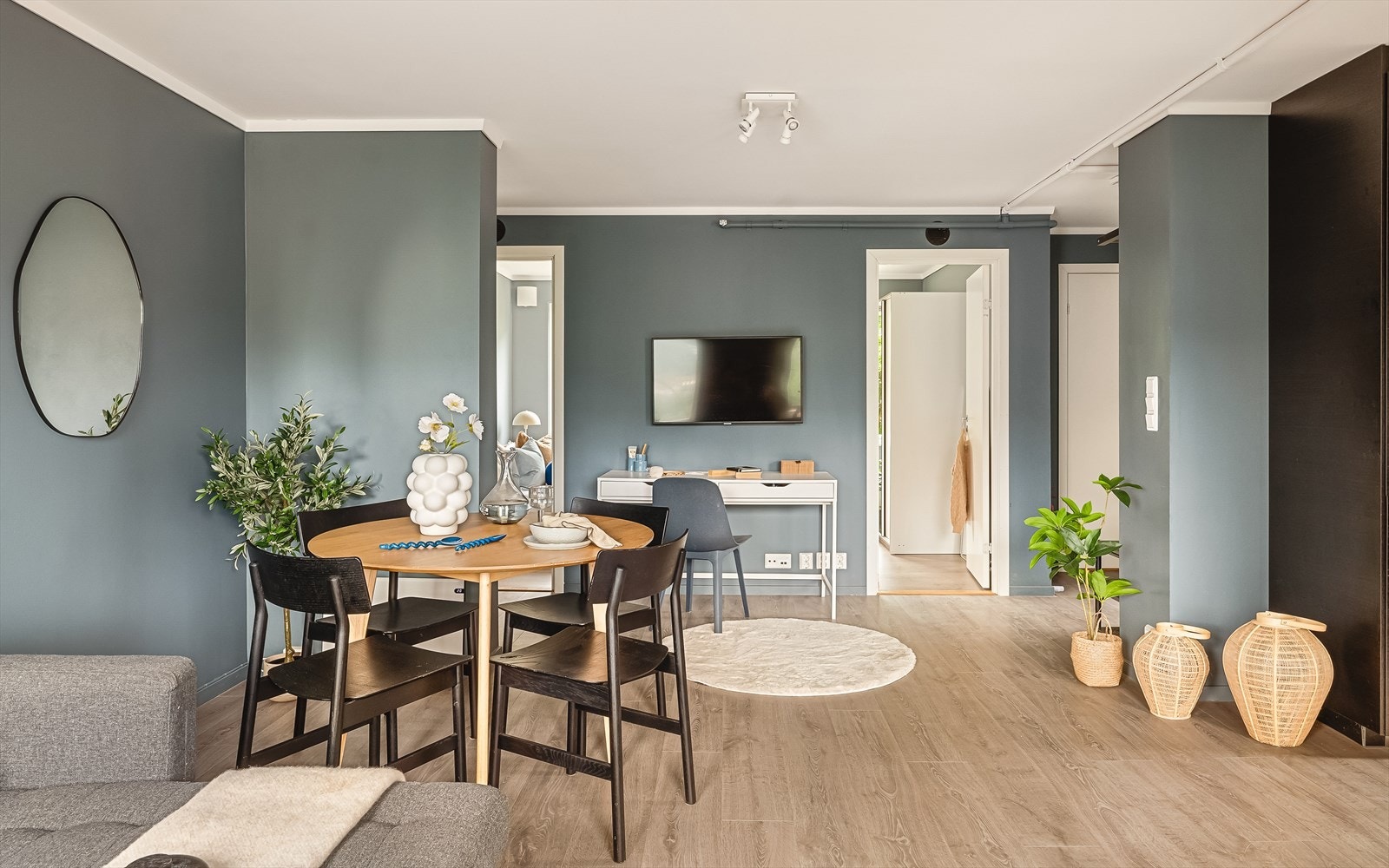 Leiligheten er i hovedsak oppusset i perioden 2018-2019. Det er lys laminat på gulv, og slette overflater ellers. Galleribilde