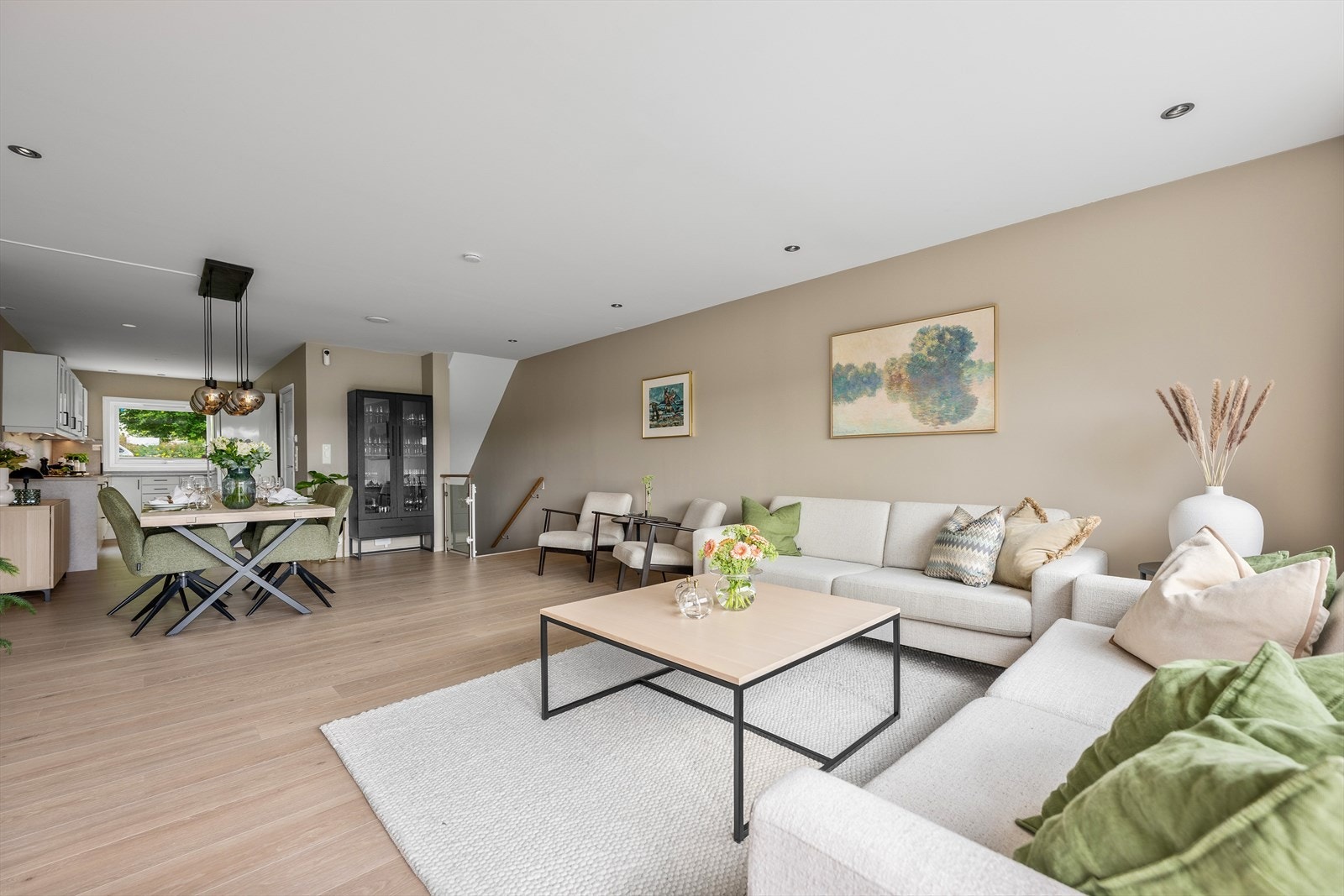 Stue med åpen løsning til kjøkkenet. Her er det god plass til stort spisebord i mellom. Galleribilde