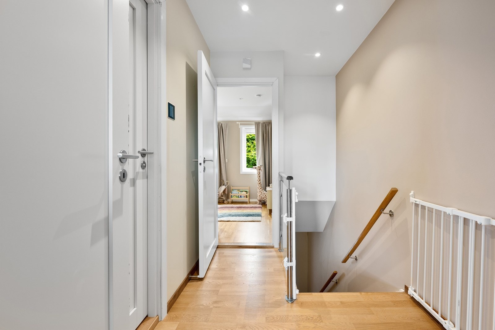 2 etasje inneholder 2 gode soverom, lekkert bad, balkong med nydelig utsikt og loft. Galleribilde