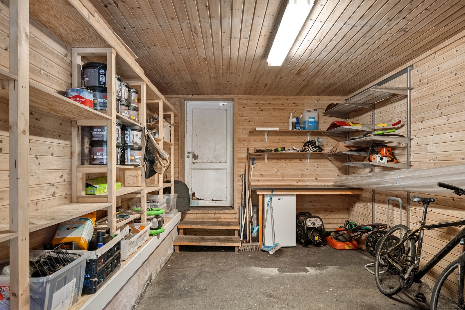 Utvendig bod i bakkant av garasjen. Galleribilde