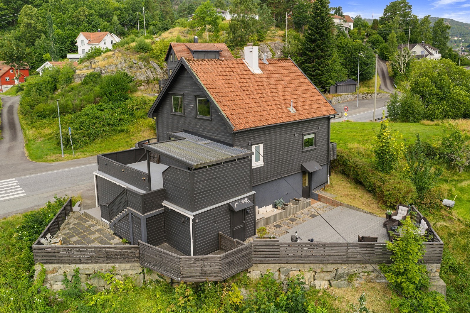 Eiendommen har flere innbydende uteområder med terrasse og veranda i flere plan i tillegg til en hagestue og pergola. Galleribilde