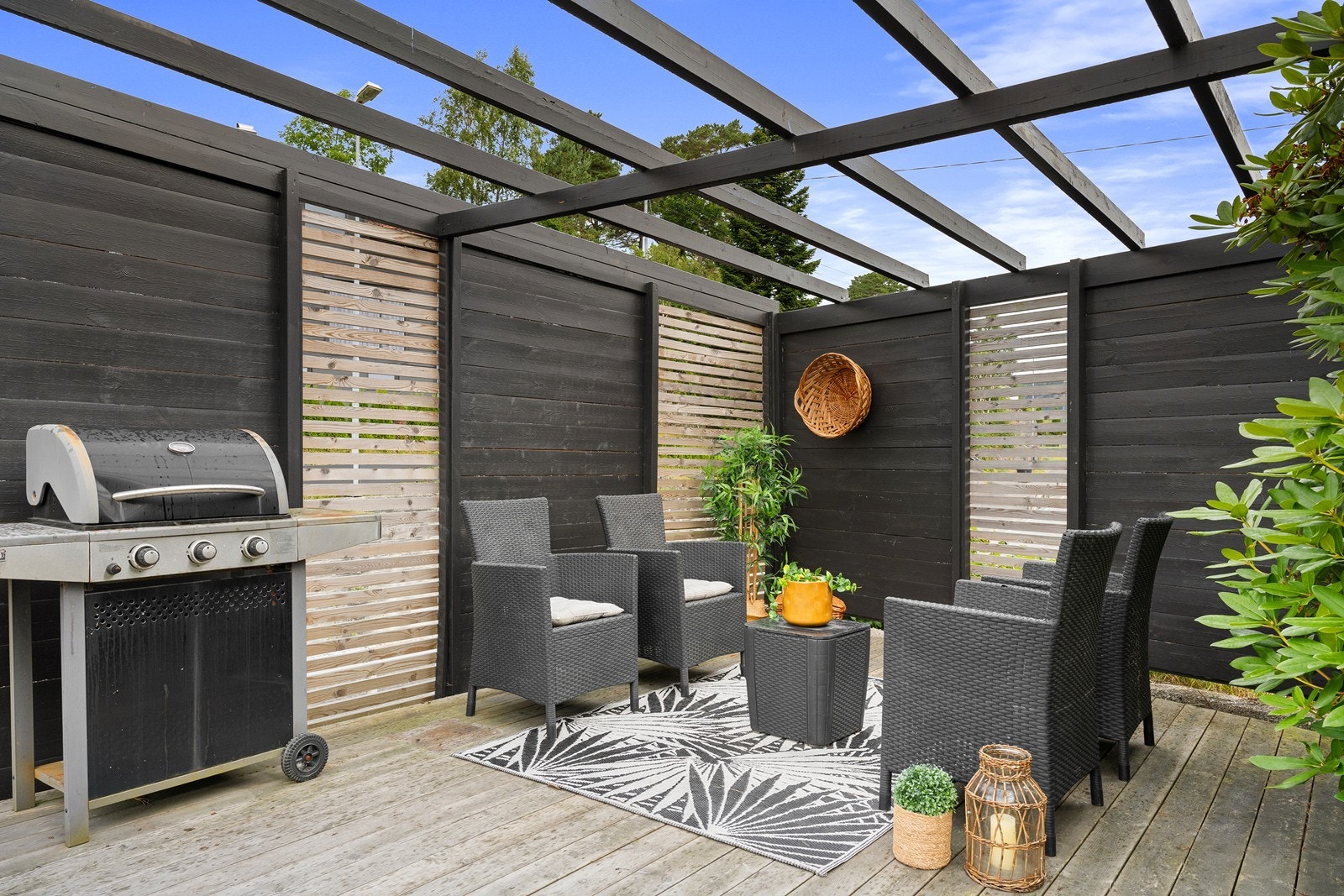 Koselige uteområder med pergola og hagestue. Galleribilde