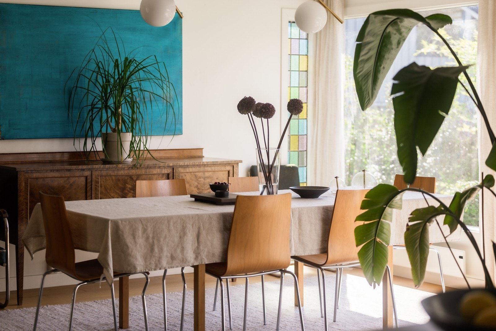 Store vindusflater gir rikelig med naturlig lys. Galleribilde