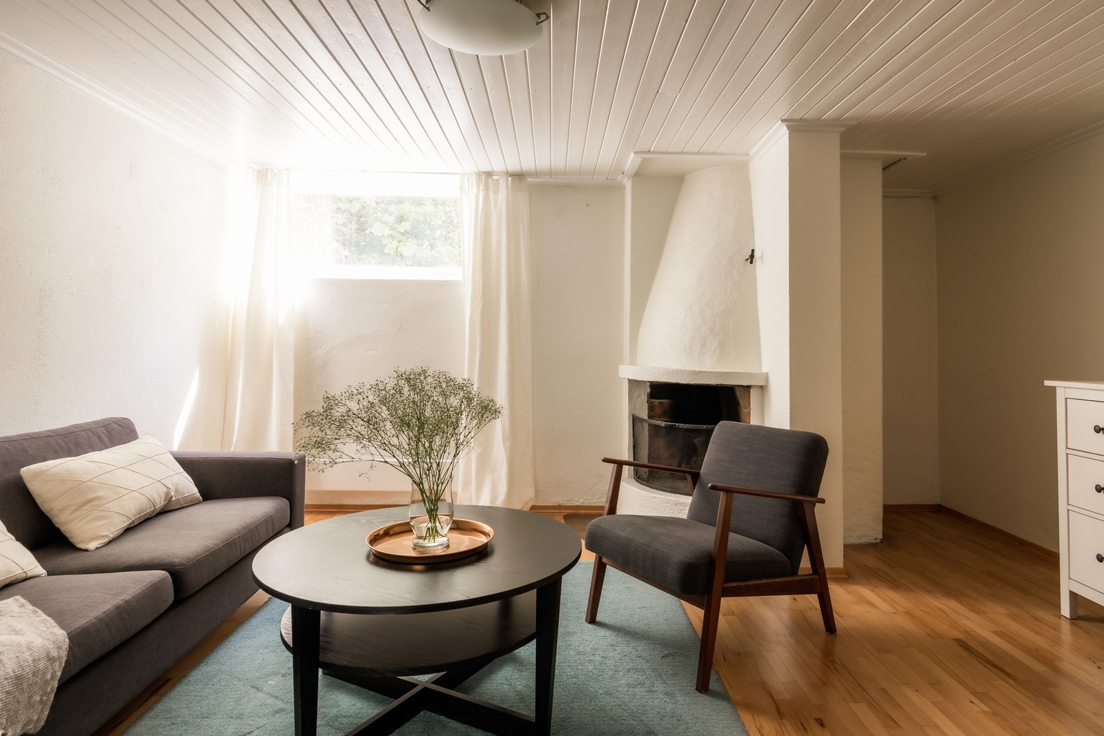 Rommet har parkett på gulvet og malte murvegger. Galleribilde