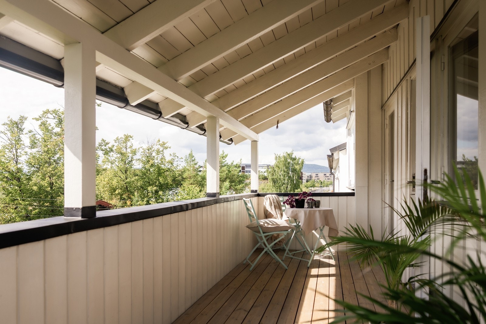 Balkongen har nye terrassebord fra 2018. Galleribilde