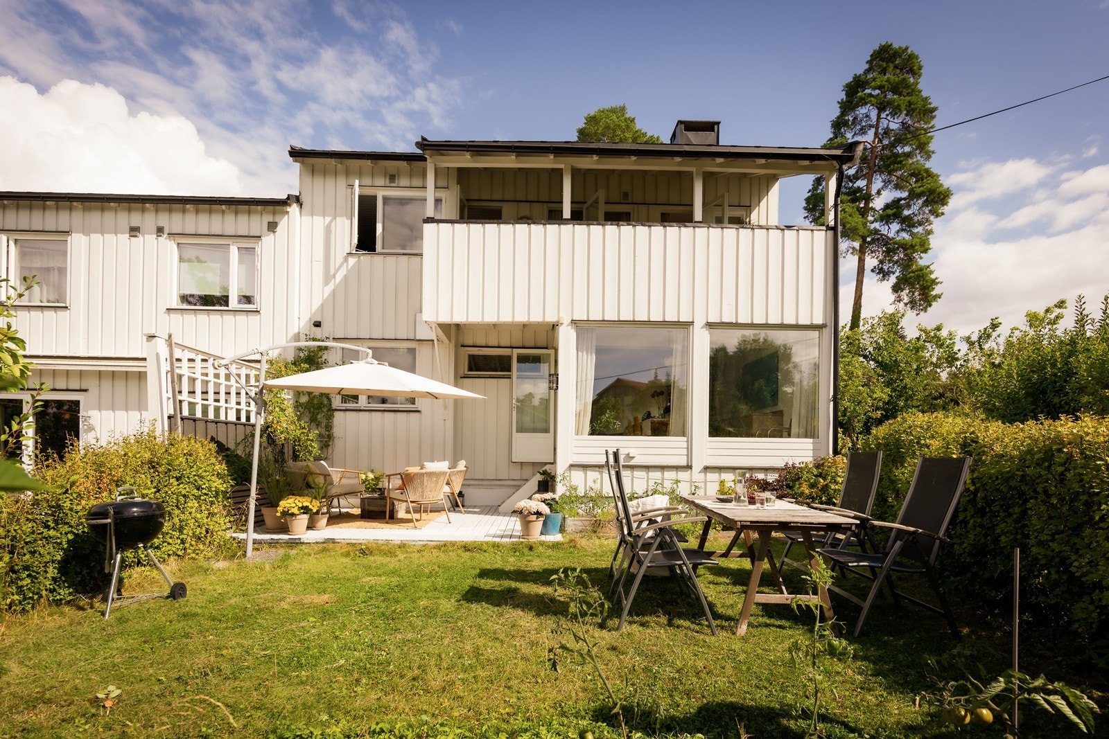Boligen har en frodig hage og en stor markterrasse med direkte utgang fra stuen. Galleribilde