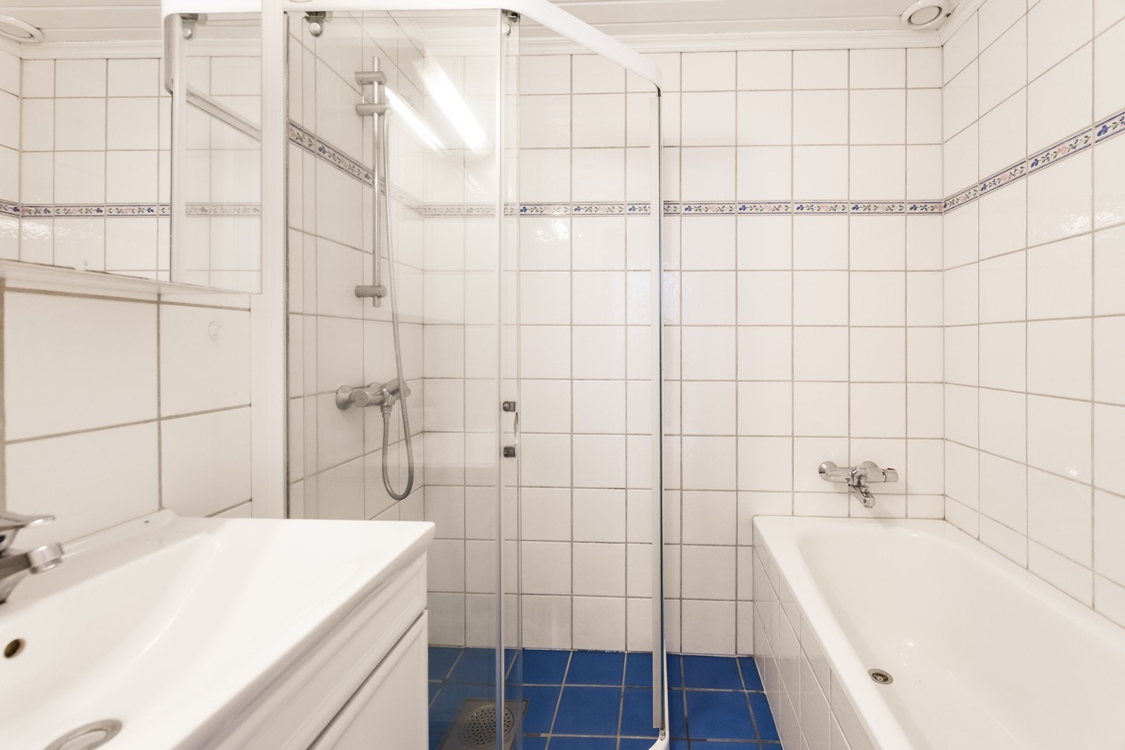 Bad 1 av 2: Badet i andre etasje har både innmurt badekar og dusjhjørne med glassdør. Galleribilde