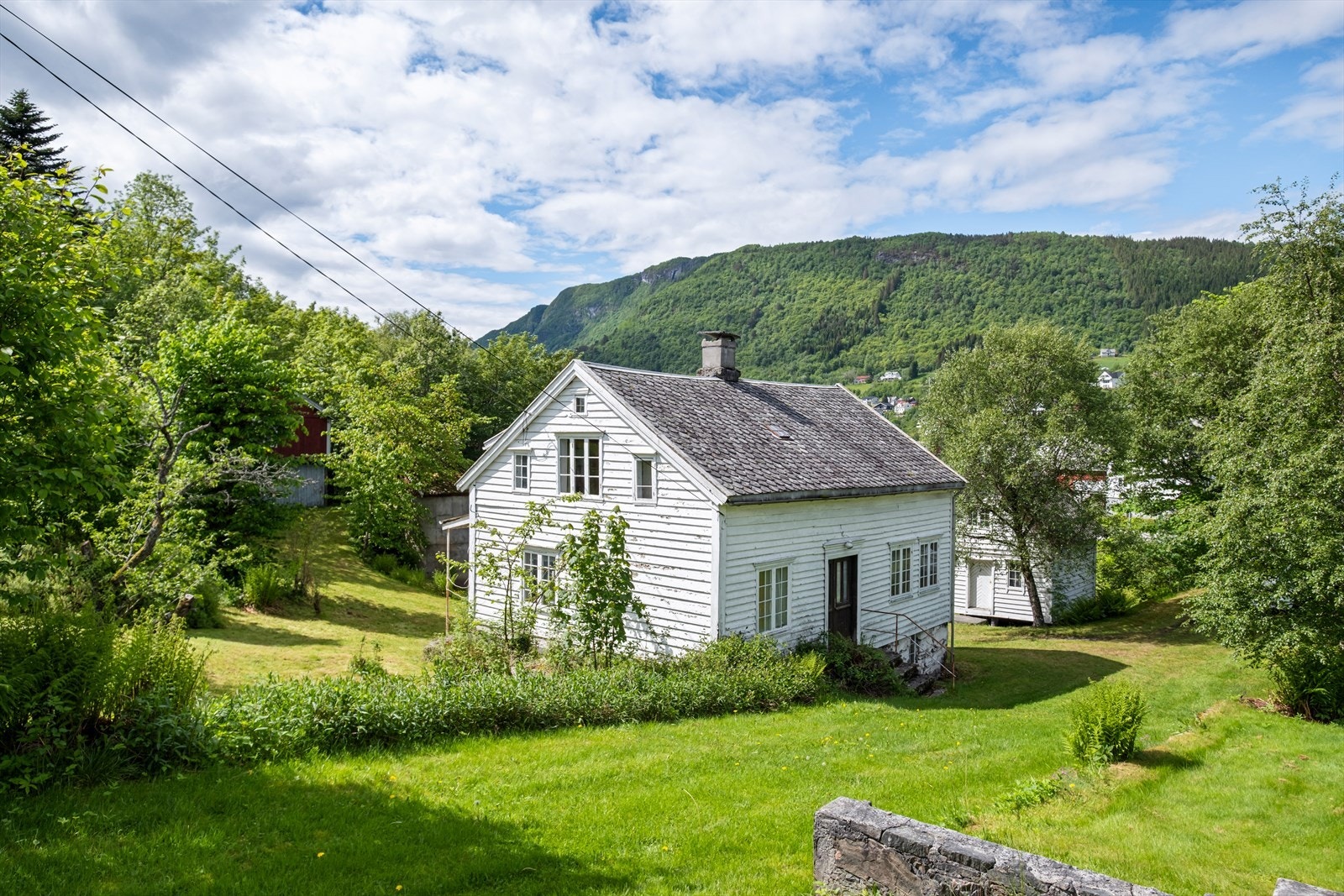 Eiendommens hovedtun ligger sentralt plassert på Sjøholt i Ålesund kommune like ved avkjørsel videre mot bla. Stordal, Valldal, Geiranger og Stranda. Galleribilde
