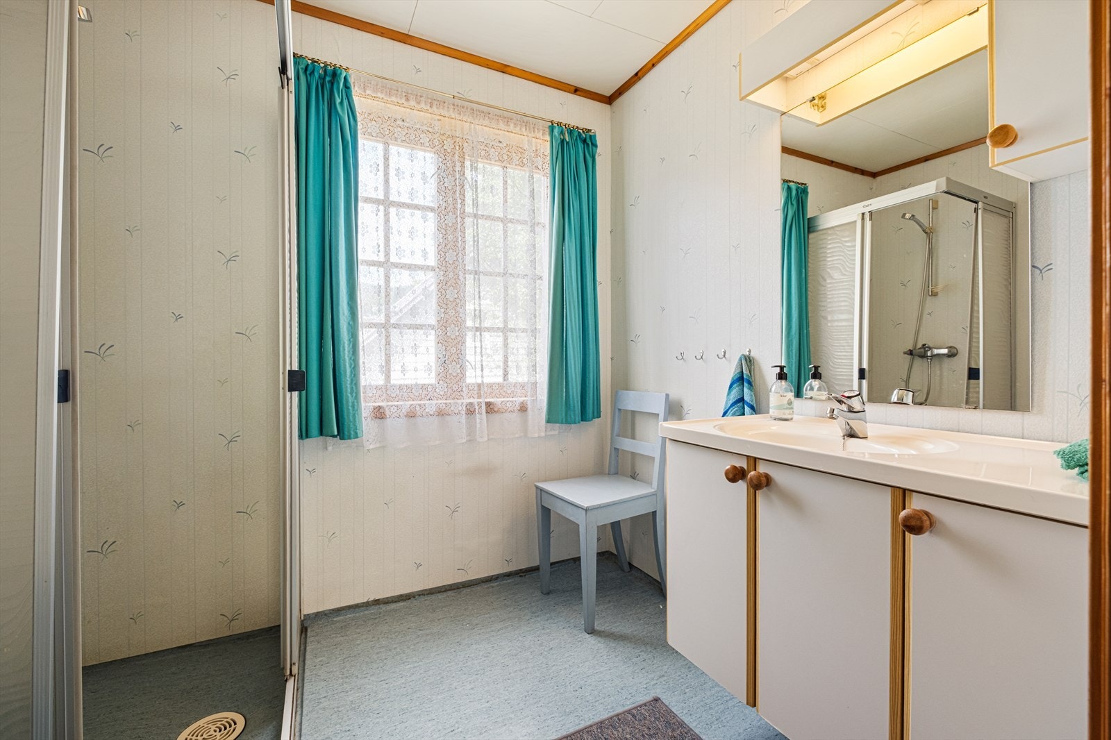Badet har servant, toalett og dusjvegger Galleribilde