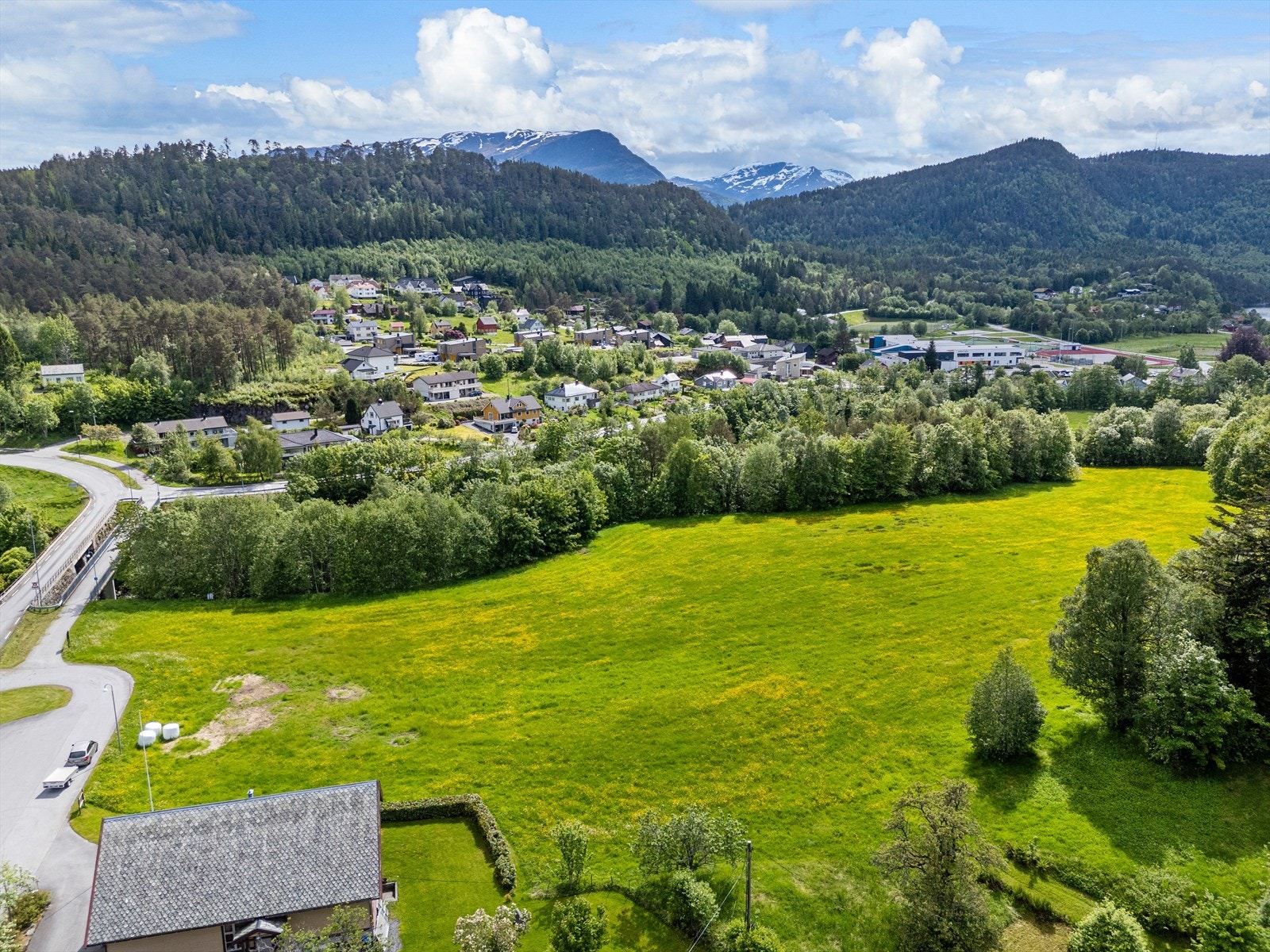Rundt hovedtunet er det to flotte teiger av fulldyrka jord på ca. 24 daa sydover mot Ørskogelva og nordvestover mot hovedveien Galleribilde