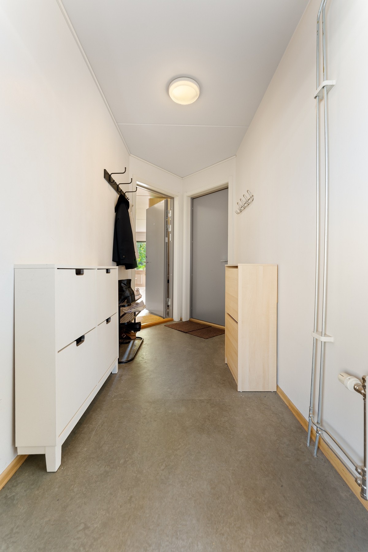 Plass til oppbevaring av yttertøy og sko. Galleribilde