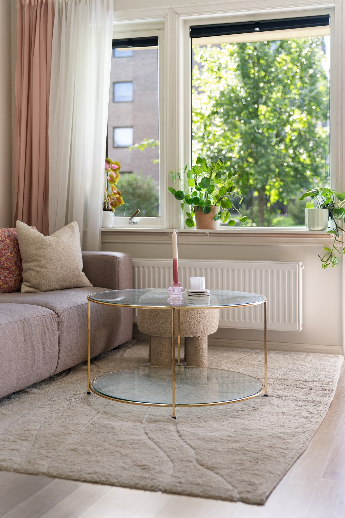 Store vindusflater sørger for godt med naturlig lysinnslipp. Galleribilde