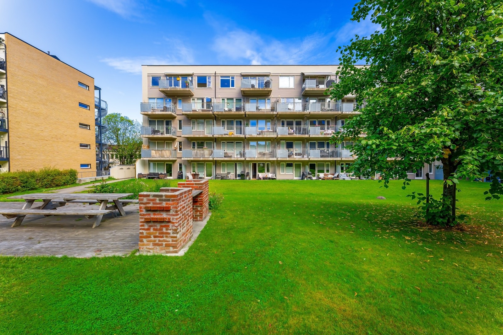 Pent opparbeidet og hyggelige fellesarealer med sittegrupper. Galleribilde