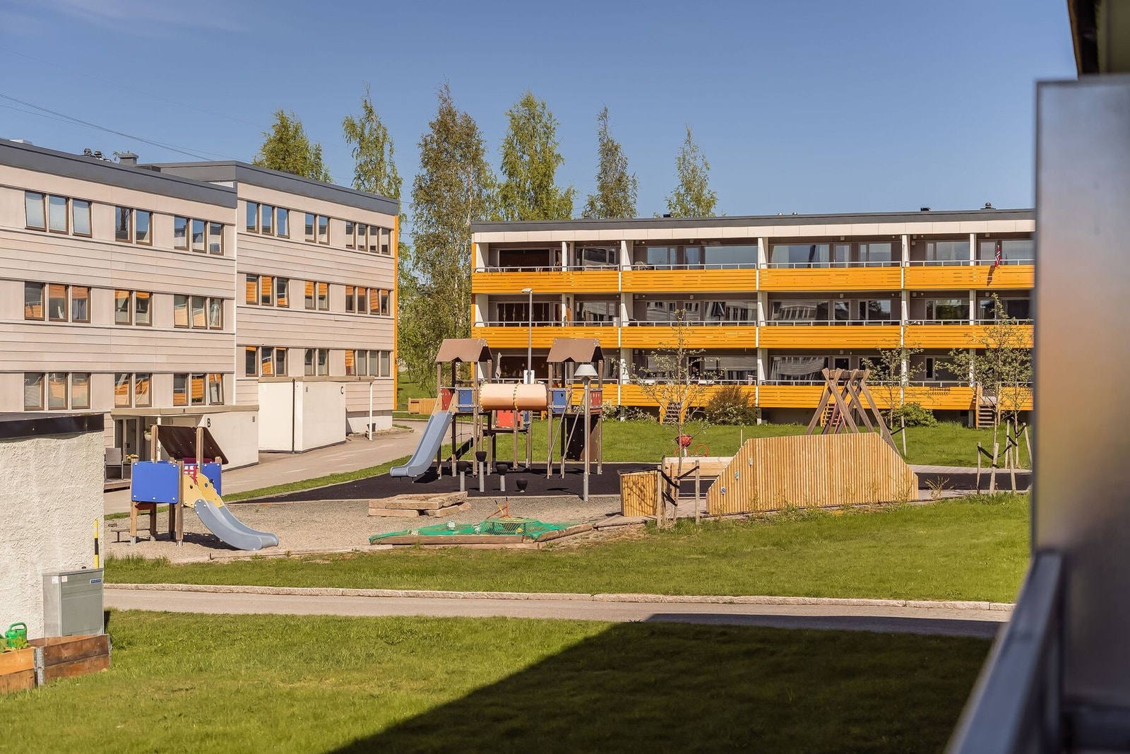 Rett utenfor balkongen har man store uteområder. Galleribilde