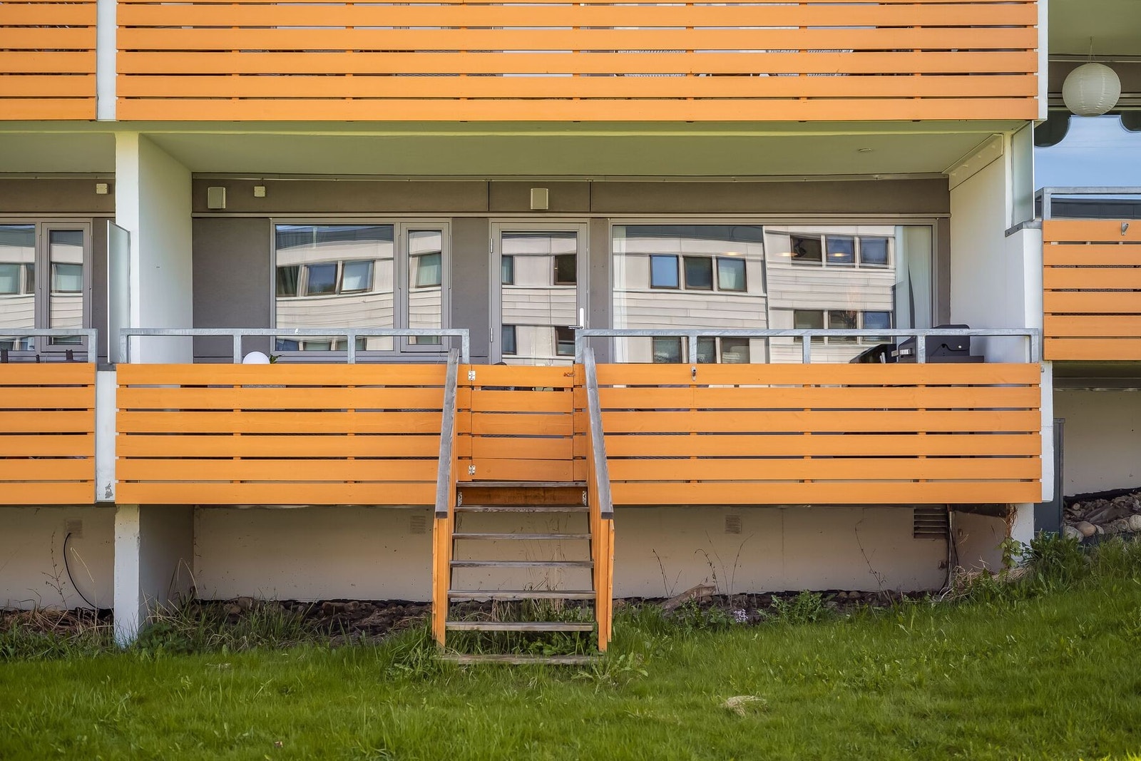 Det er trapp ned fra balkongen som gjør tilgangen til uteområdene enda enklere. Galleribilde