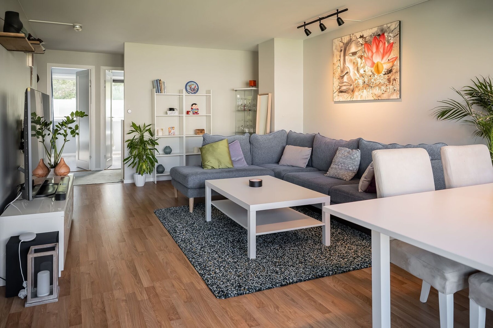 Boligens store vindusflater bidrar til godt med naturlig lysinnslipp. Galleribilde