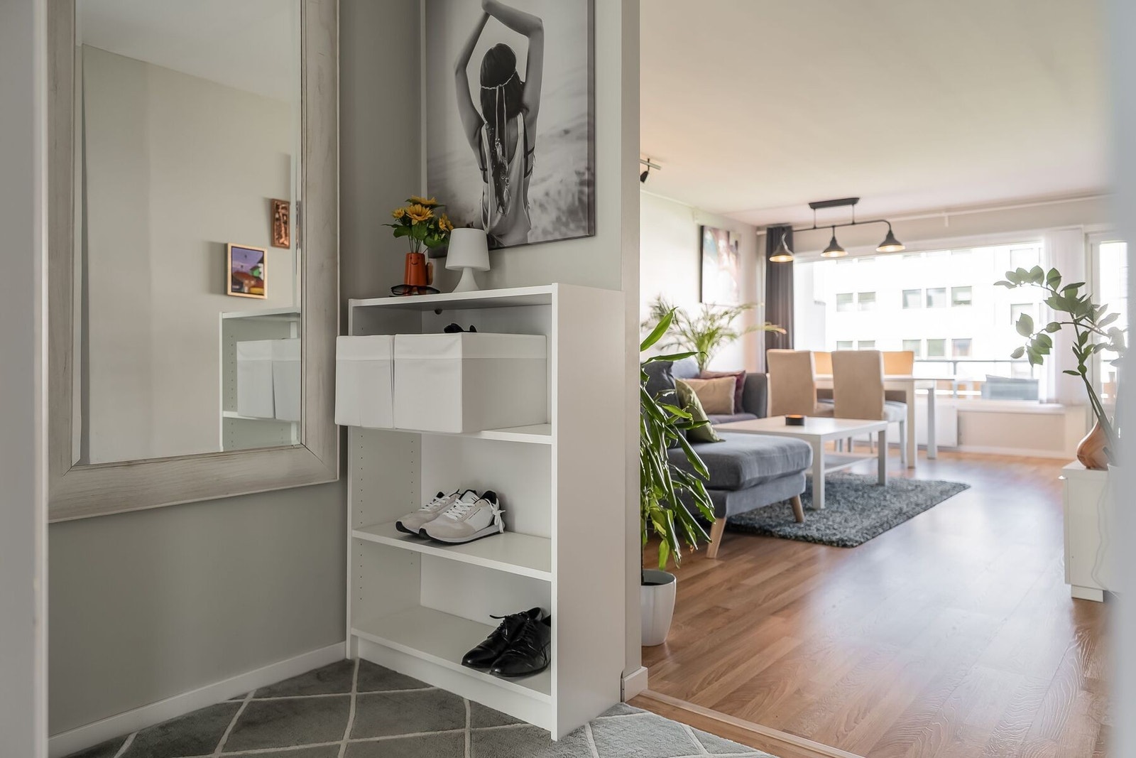Fra gangen er det inngang til alle rom i boligen. Galleribilde