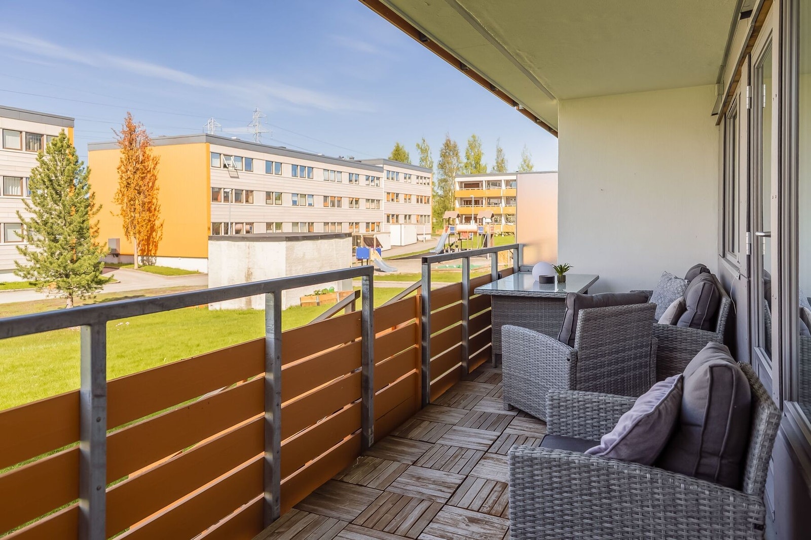 Fra stuen og spisesonen er det utgang til boligens balkong. Galleribilde