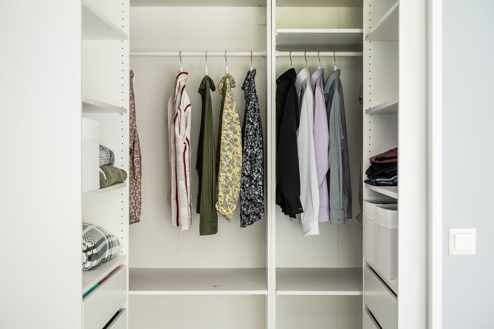 Detaljbilde garderobe. Galleribilde