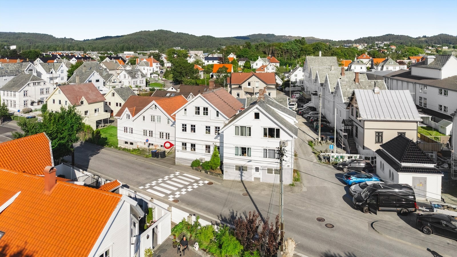 Beliggenheten passer godt for deg som ønsker en lettstelt og sentral bolig, enten du er førstegangskjøper, student eller ønsker å ha byens tilbud like utenfor. Galleribilde