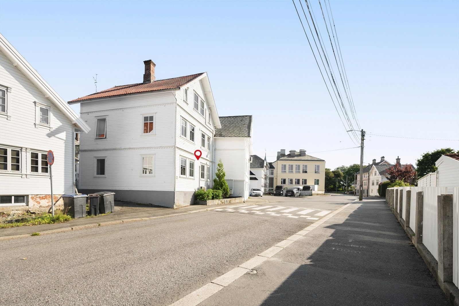 Leiligheten har en urban og sentral beliggenhet, med kort gåavstand til sentrumskjernen og et bredt utvalg av butikker, servicetilbud, kaféer, restauranter m.m. Galleribilde
