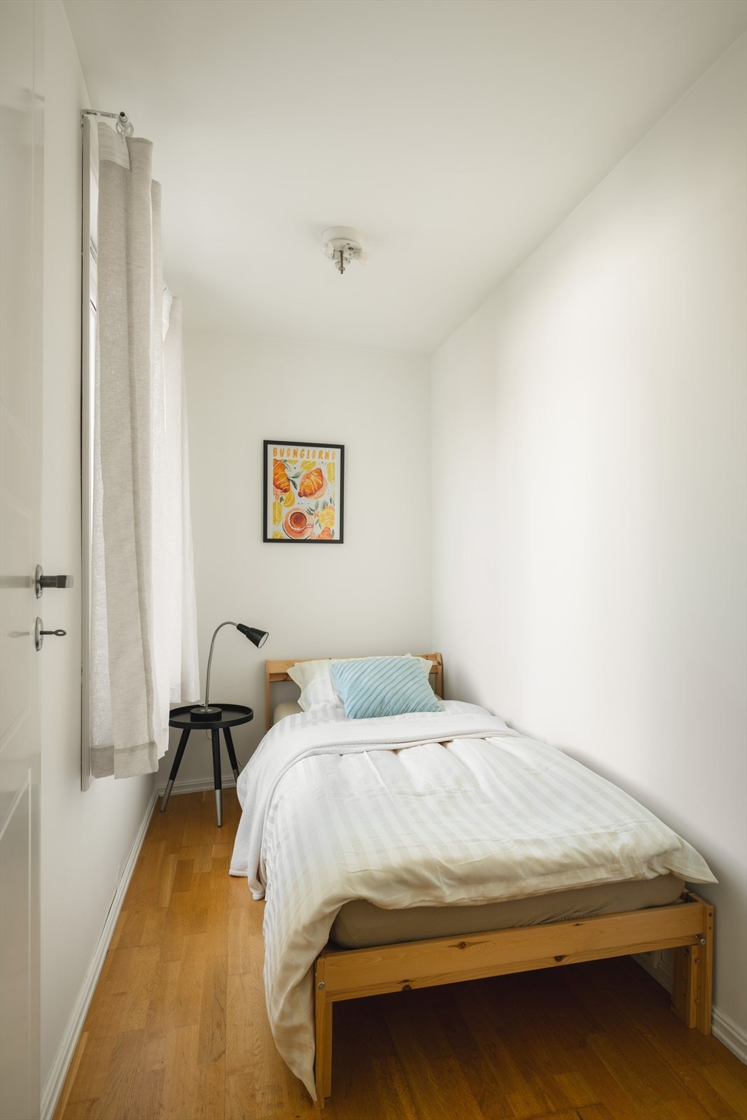 Soverom 2 har plass til møblering av seng, nattbord og oppbevaringsmøblement. Galleribilde