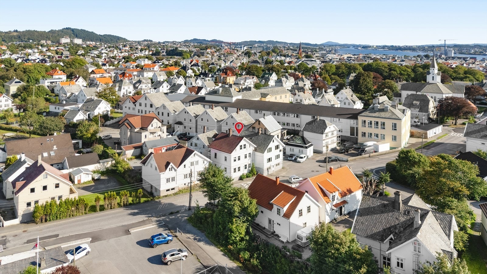 Det er kort vei til populære turområder som Kyststien, Vangen og Djupadalen. Galleribilde