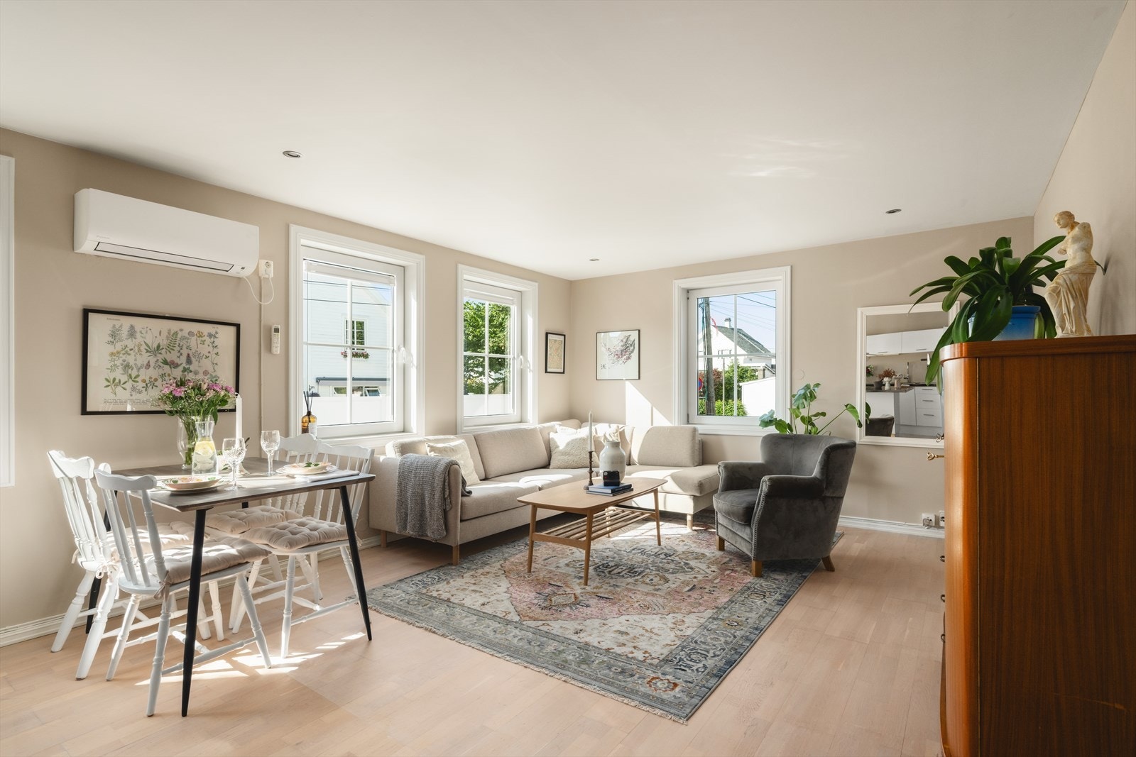 Veggflater er malt i lyse, delikate farger som harmonerer pent med gulvet. Galleribilde