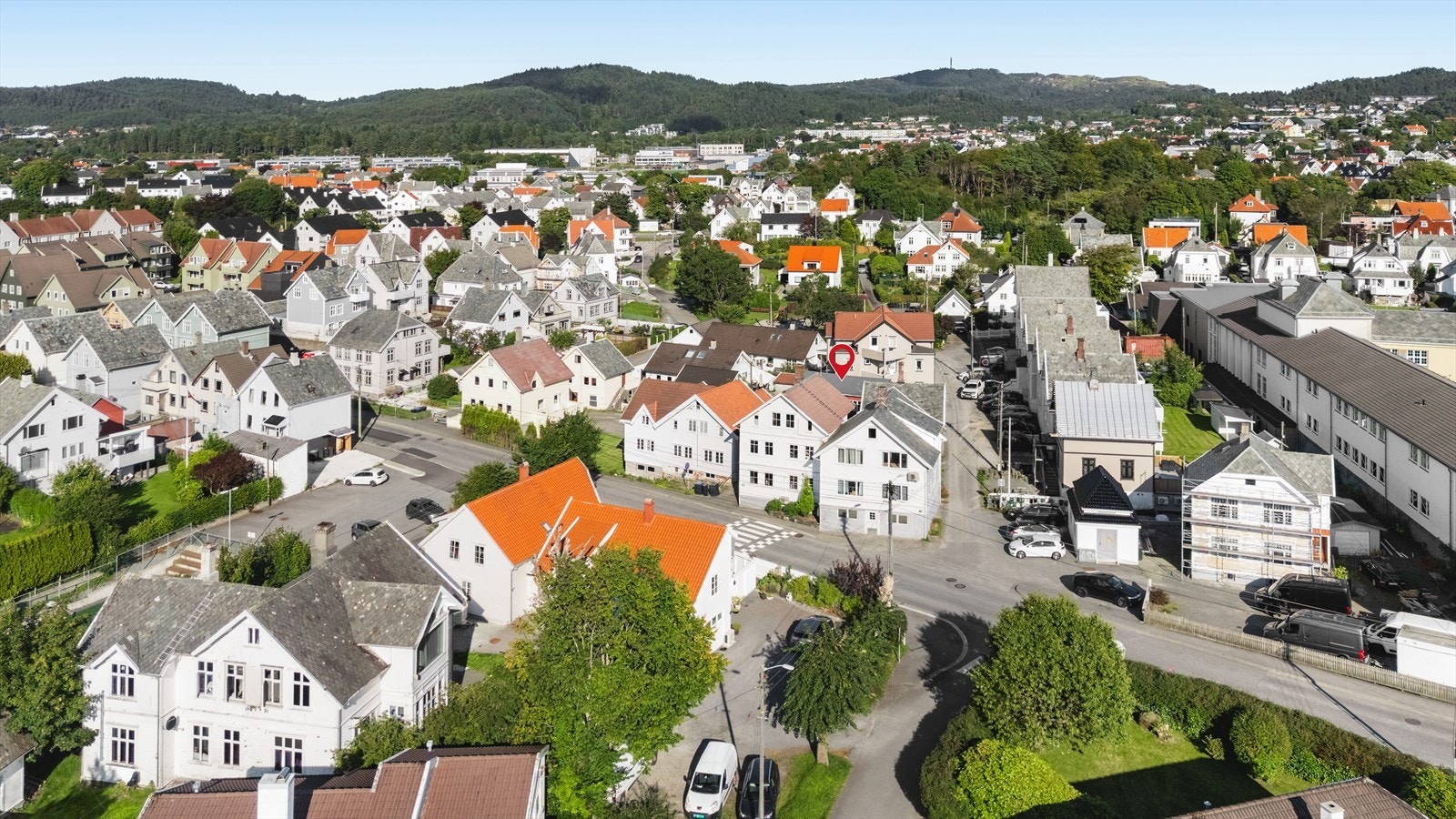 Innen kort gangavstand ligger både Byparken og Asalvik som er populære samlingssted om sommeren. Galleribilde