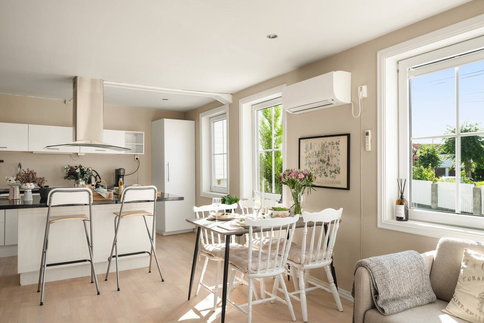 Rommet er stort og luftig med naturlig inndeling av de ulike sonene. Galleribilde