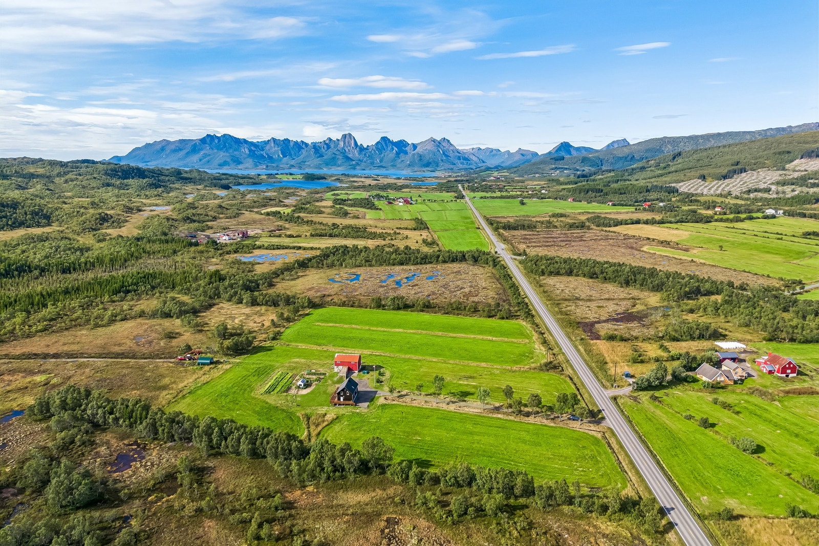 Nedlagt småbruk med modernisert våningshus, fjøs og veksthus i landlige omgivelser. Galleribilde