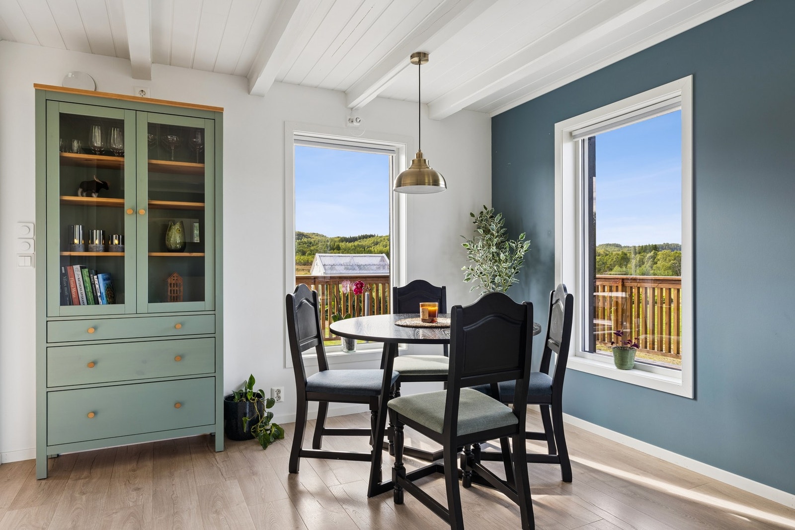 Spisestuedel med plass til spisebord. Vinduene er fra 2018. Galleribilde