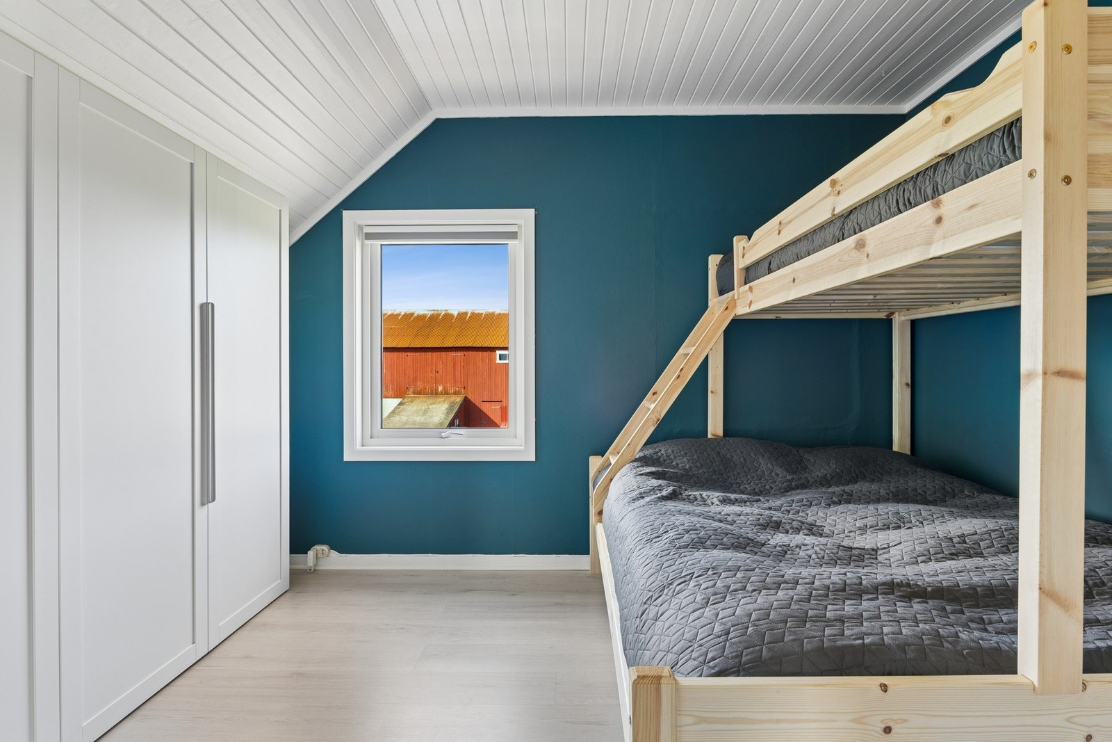 Romslig soverom med plass til køyeseng og garderobeskap. Galleribilde