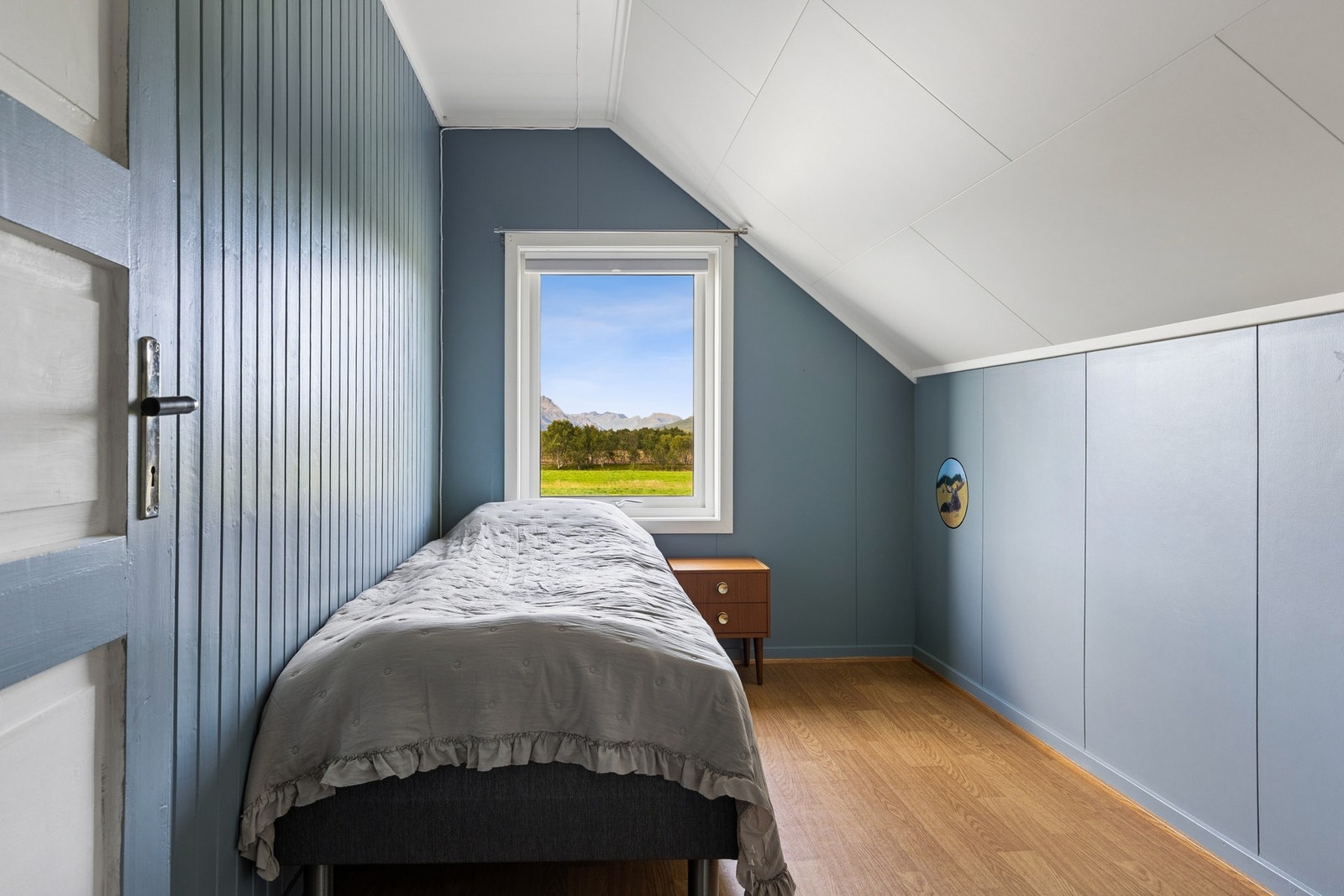 Soverom med plass til seng og oppbevaring. Galleribilde