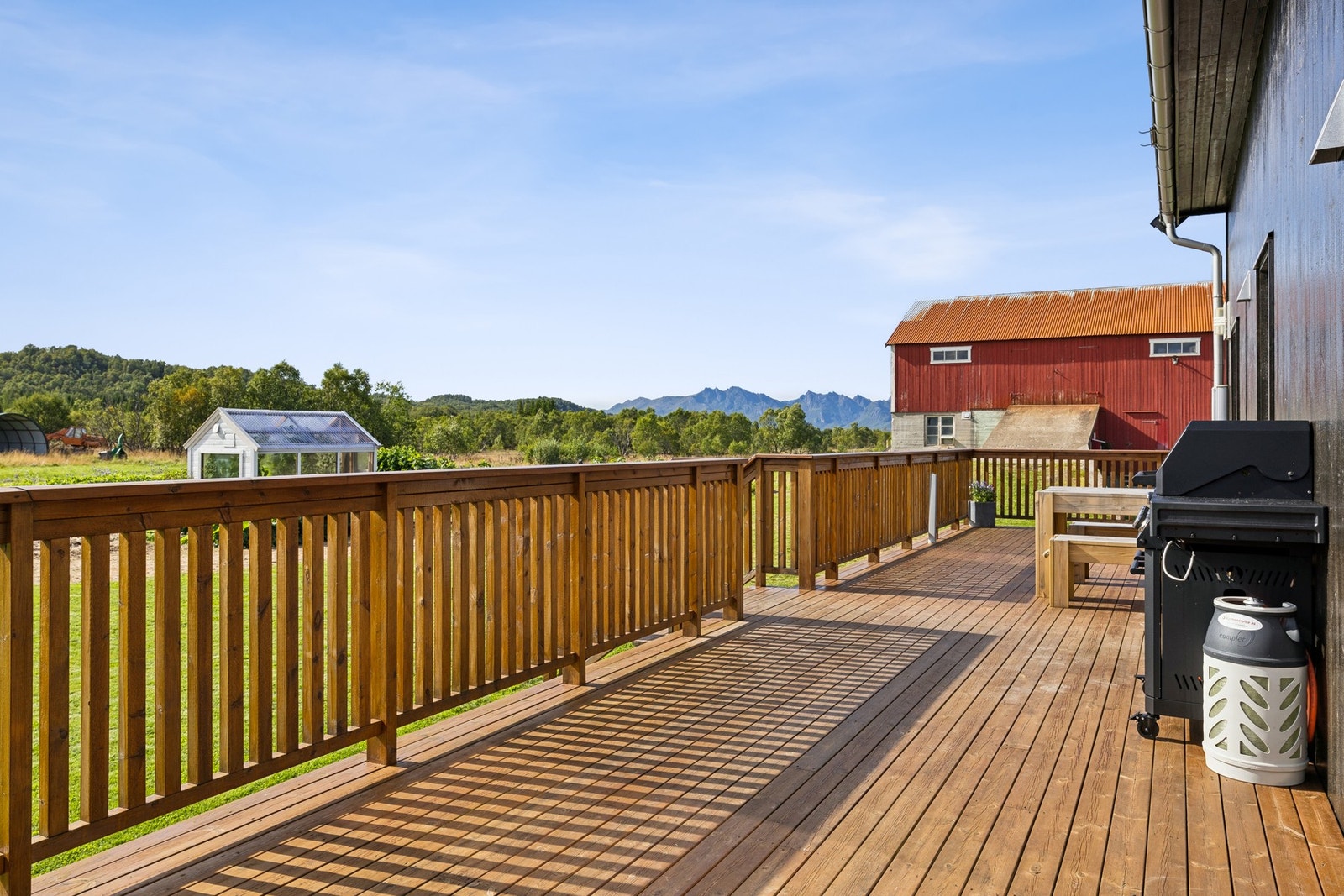 Her er det god plass til både sittegruppe og grill. Galleribilde