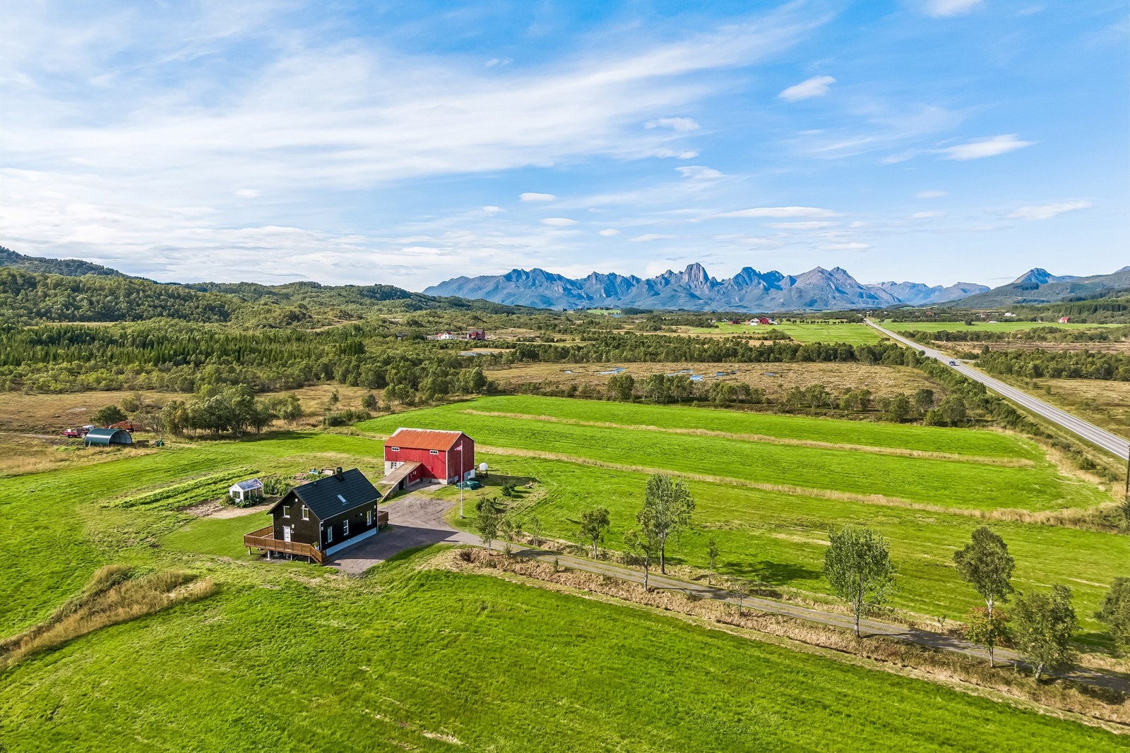 Fritt og åpent landskap med utsikt mot fjellene i det fjerne. Galleribilde