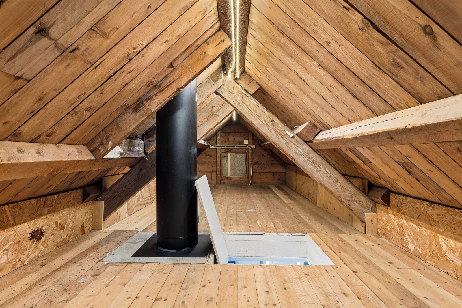 Kombinert kaldt loft og skråhimling med sperrekonstruksjon. Galleribilde