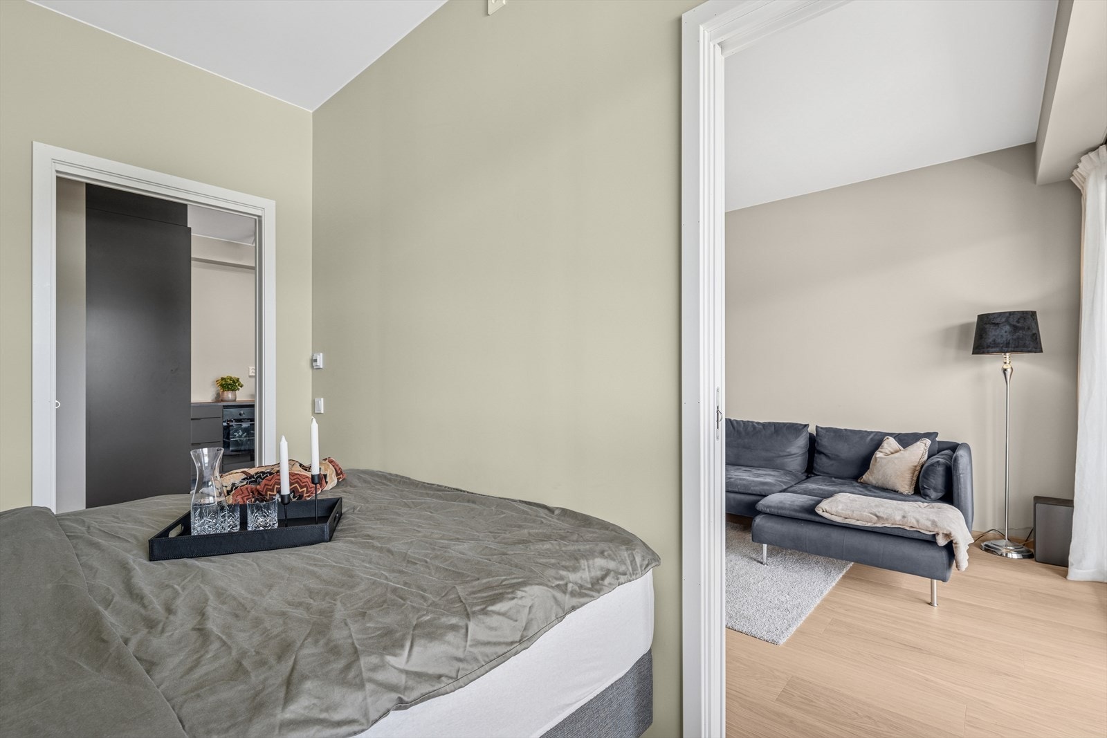 Boligen har to soverom, hvor dette soverommet har to adkomster og egner seg godt som spiseplass, hjemmekontor eller soverom. Et fleksibelt rom som kan tilpasses ulike behov. Galleribilde