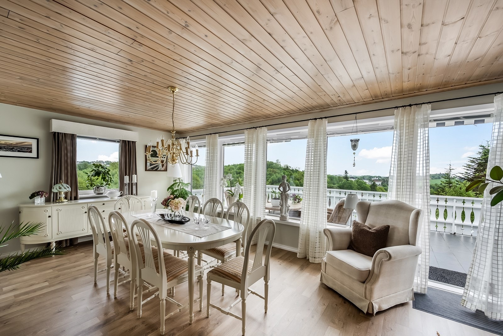 Spiseplass med nydelig utsikt og flotte lysforhold. Utgang til en stor terrasse. Galleribilde