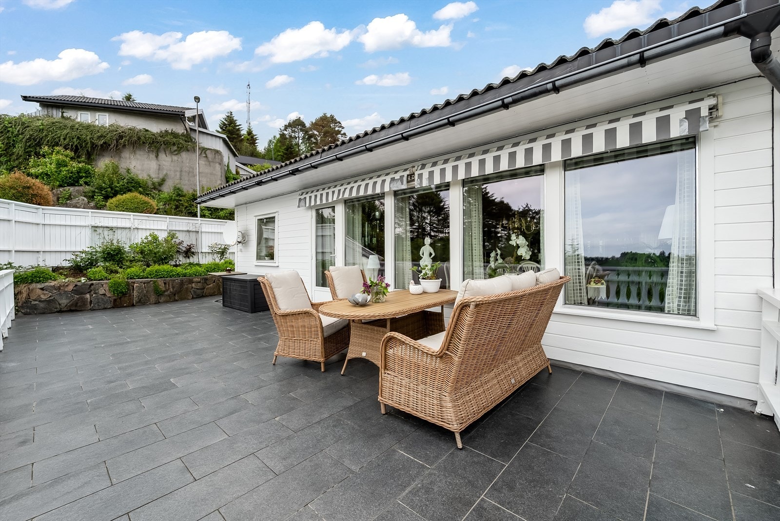 En stor terrasse med utgang fra stua. Galleribilde