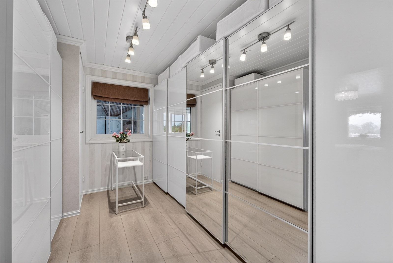 Walk-in-closet med god oppbevaringsplass. Galleribilde