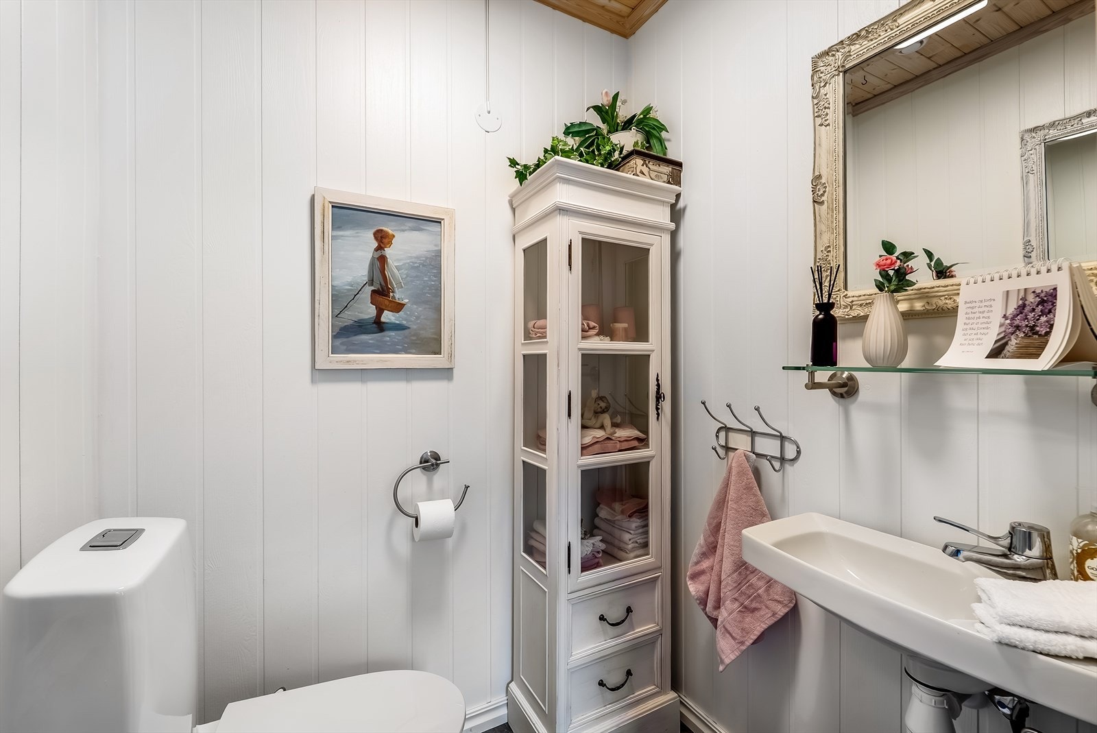 Praktisk toalettrom i 1. etasje. Galleribilde
